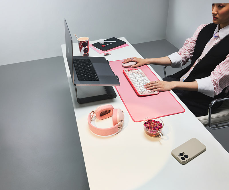 Teclado Logitech Pop Icon Keys: un esctitorio con los elementos en color rosa