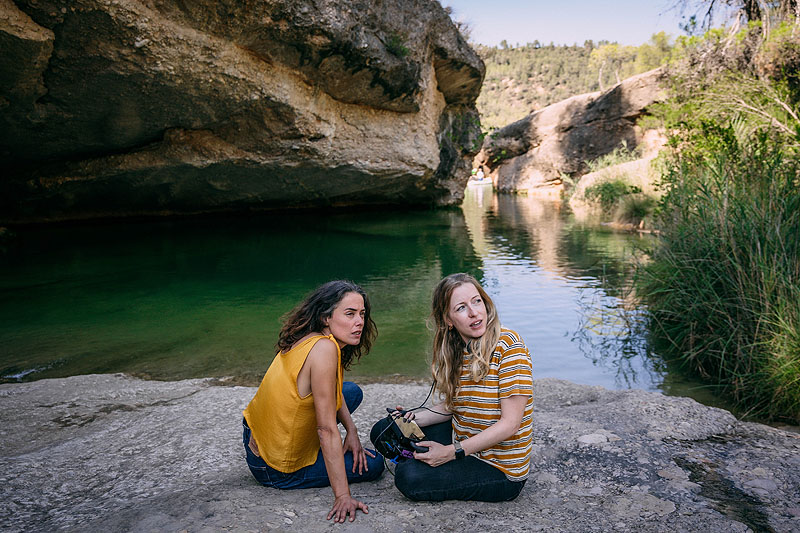 Los destellos, fotograma de la película imagen de la protagonista junto a ina amiga junto a un rio