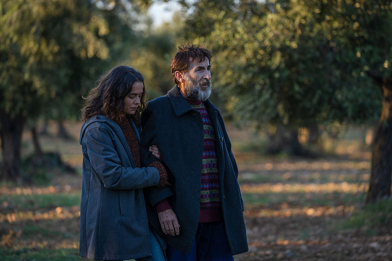 Los destellos, fotograma de la película imagen de la protagonista junto a su marido en el campo