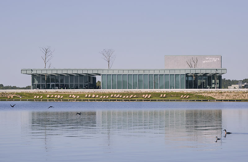 Malba Puertos EstudioHerreros edificio frente al lago