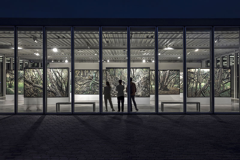 Malba Puertos EstudioHerreros fachada transparente con la obra en su interior