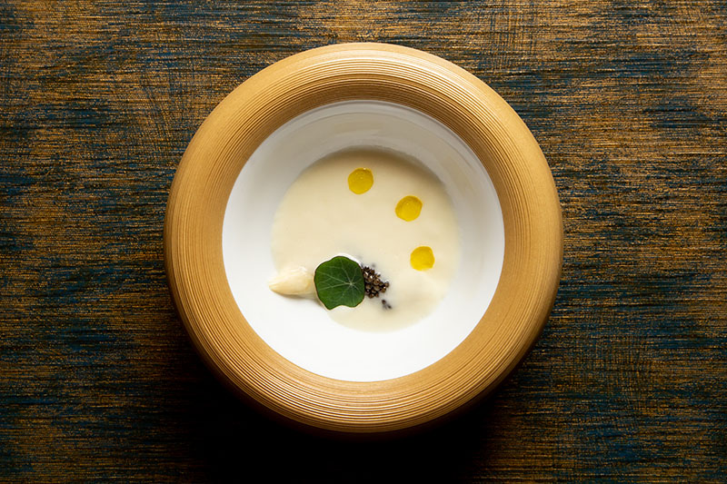 Menú fin de año Restaurante Abya: Crema de espárrago blanco con aceite de oliva virgen extra y caviar