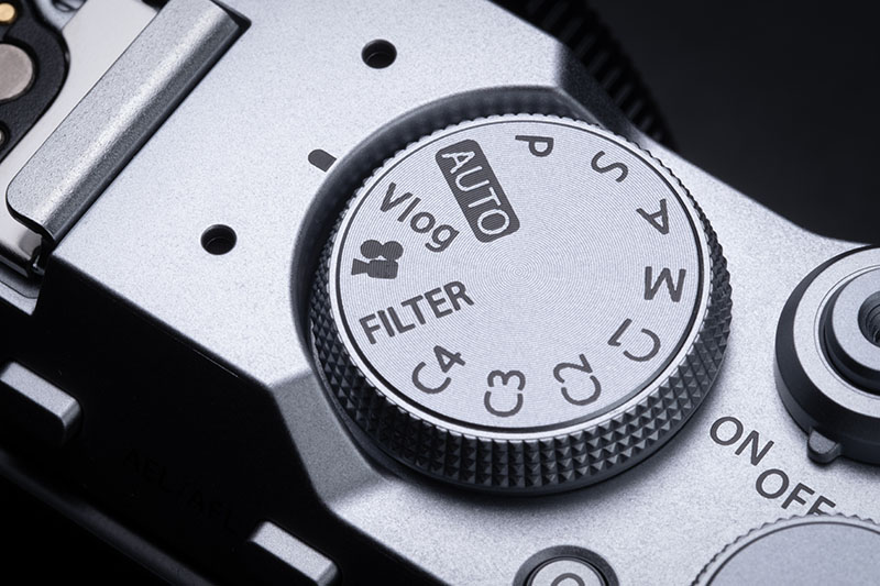 Fujifilm X-M5: plano detalle del un dial del modelo plata de la cámara digital Fujifilm X-M5 vista desde arriba