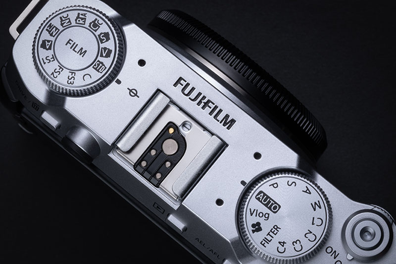 Fujifilm X-M5: primer plano del modelo plata de la cámara digital Fujifilm X-M5 vista desde arriba en la que se ven claras las opciones de los diales, así como el botón de encendido