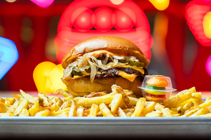 Mejores planes gastronómicos Halloween: Cheese Burger Doble con Party Burger Mini, Distrito Burger x Trolli