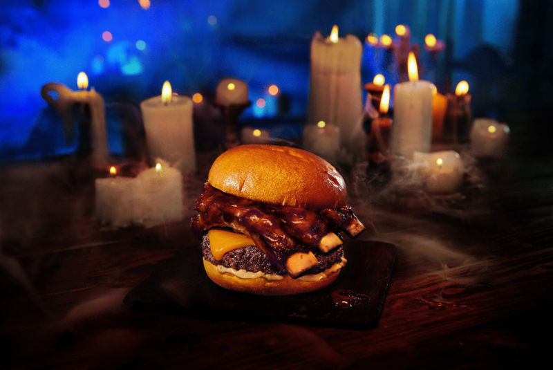 Mejores planes gastronómicos Halloween: Hamburguesa de edición limitada de Foster's Hollywood