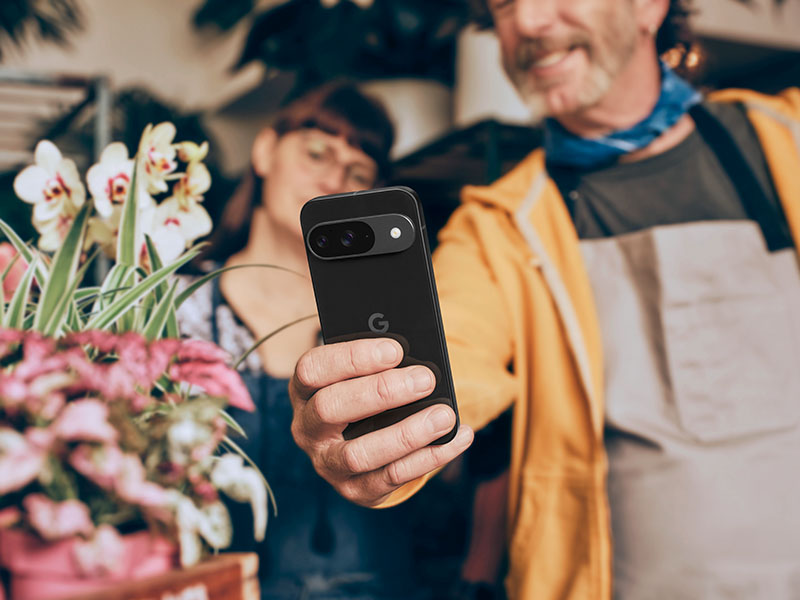 ¿Es mejor comprar un Google Pixel 9 o un Google Pixel 9 Pro? un hombre fotografiando unas flores