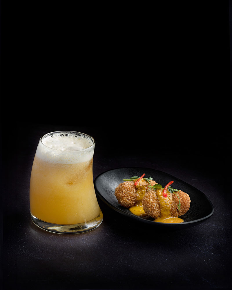 Ruta del ají amarillo: Croqueta a lo macho y Pisco Punch, de La barra