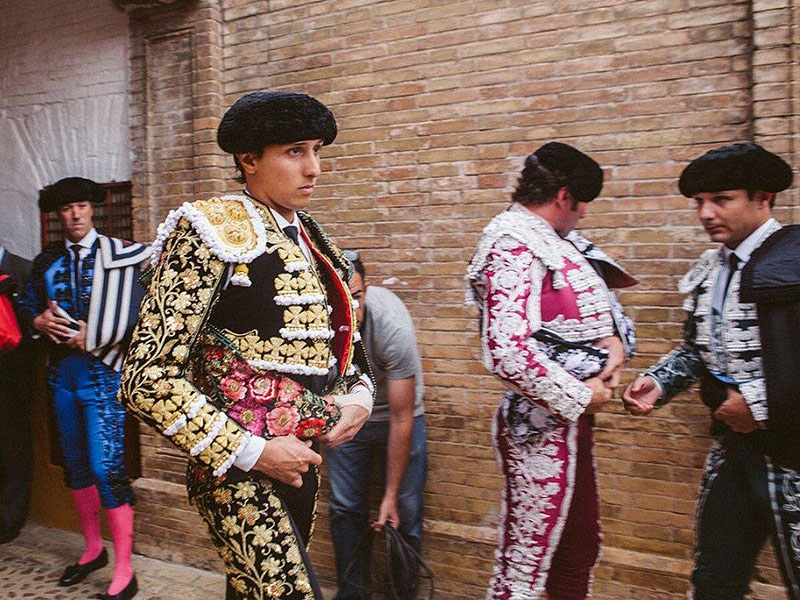 Tardes de soledad - fotograma de la película, se ve a un torero con su cuadrilla antes de salir al ruedo