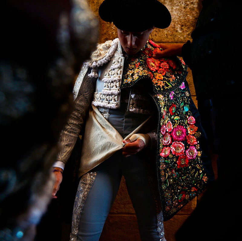 Tardes de soledad - fotograma de la película, se ve a un torero antes de salir al ruedo