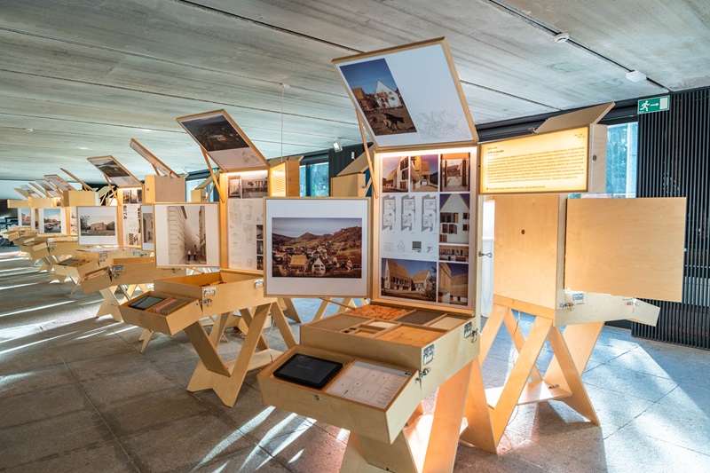 Casa-de-la-Arquitectura-exposiciones: cajas de madera y proyectos