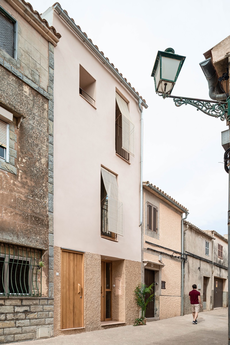 DRDRarquitectura-Viviendas-Arta: fachada con ventanas con persianas y puertas de madera