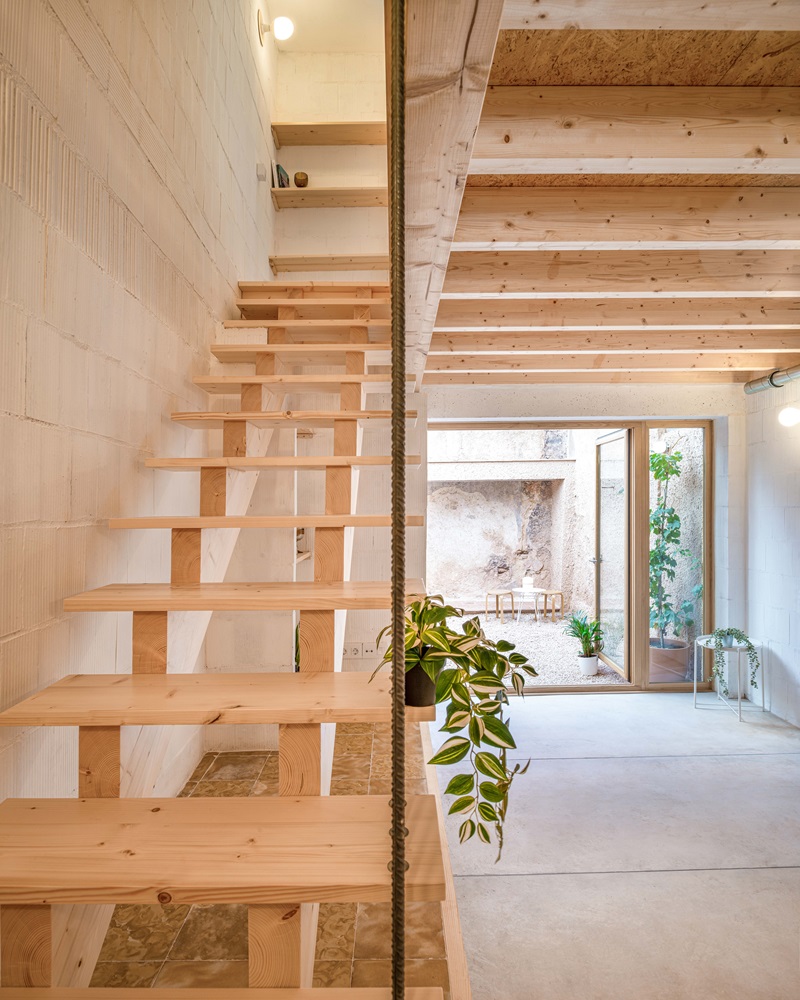 DRDRarquitectura-Viviendas-Arta: escalera de madera