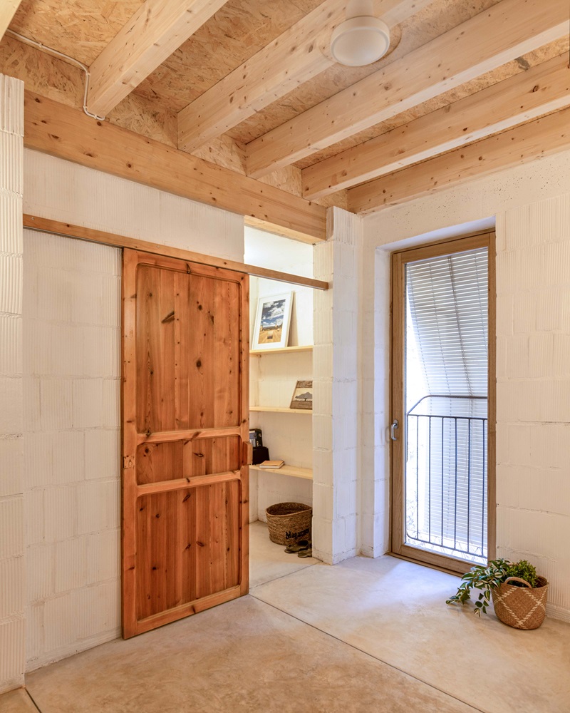 DRDRarquitectura-Viviendas-Arta: puerta y techo de madera