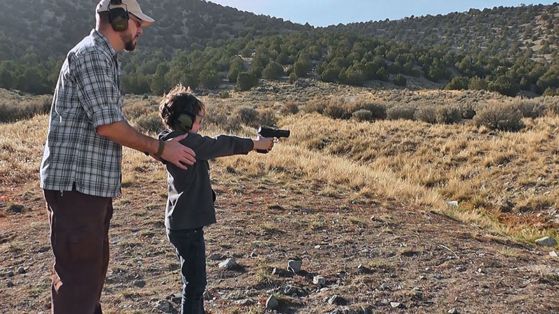  From my cold dead hands, un padre enseñando a disparar con pistola a su hijo