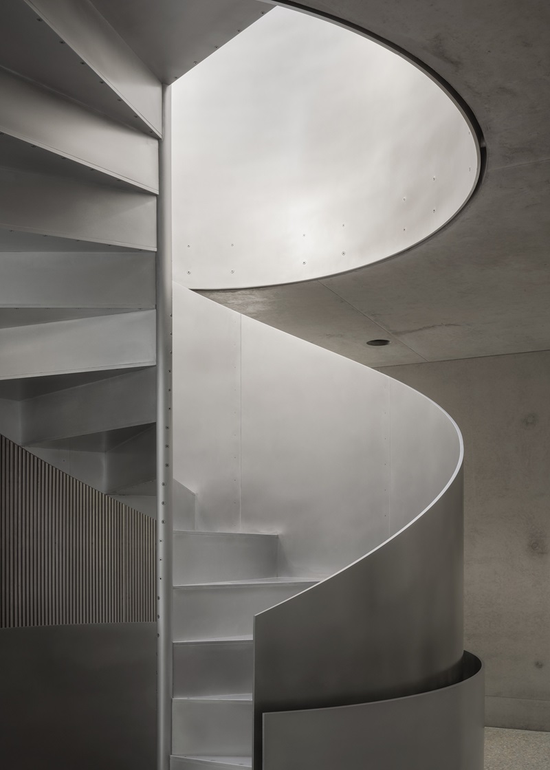 Gianni-Botsford-Architects-Reciprocal-House: escalera metálica de caracol