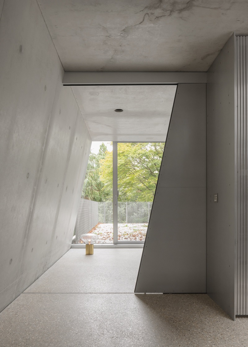 Gianni-Botsford-Architects-Reciprocal-House: dormitorio con terraza y puerta trapezoidal