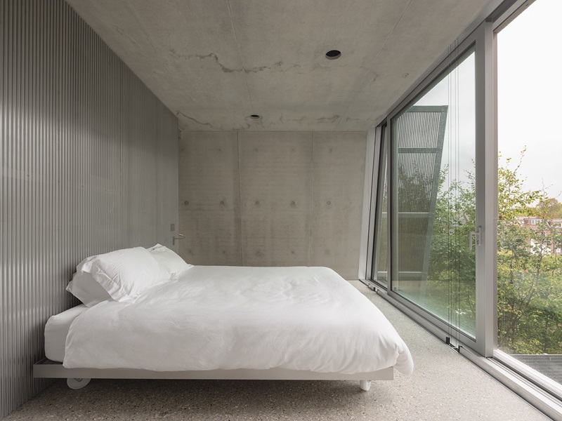 Gianni-Botsford-Architects-Reciprocal-House: dormitorio con paredes trapezoidales