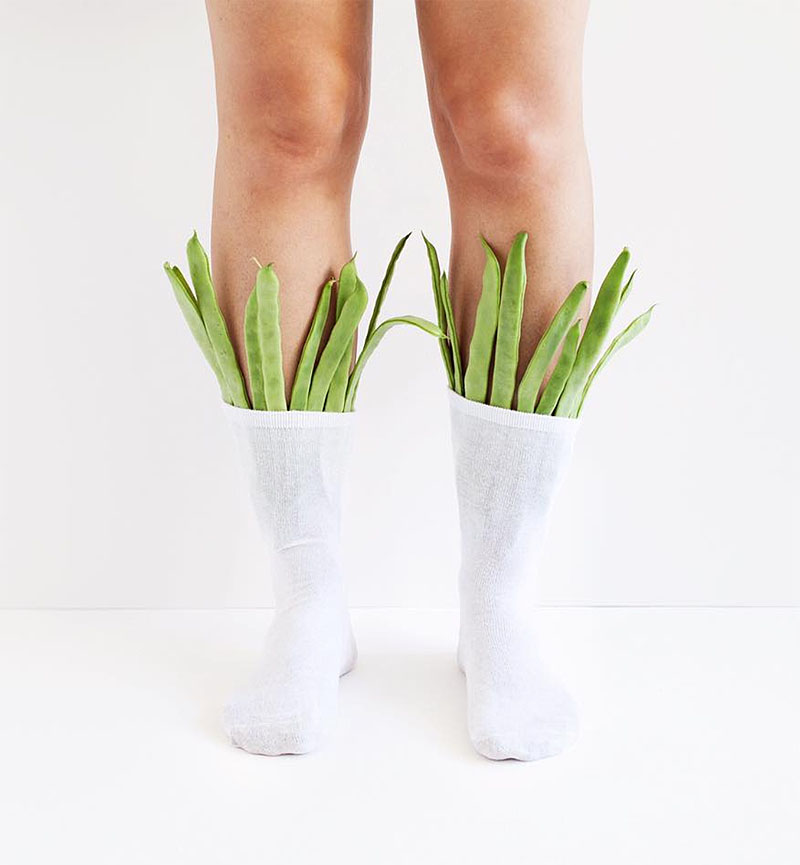 Persona con botas de agua con plantas