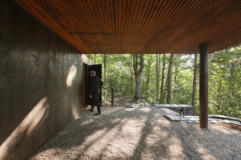 Omar-Gandhi-Architects-White-Rock: vivienda acero corten con entrada de grava