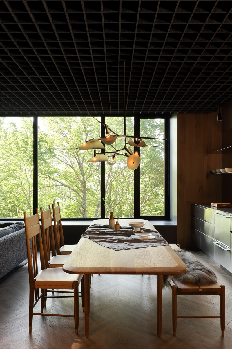 Omar-Gandhi-Architects-White-Rock: mesa de comedor de madera de roble blanco y lámpara de araña