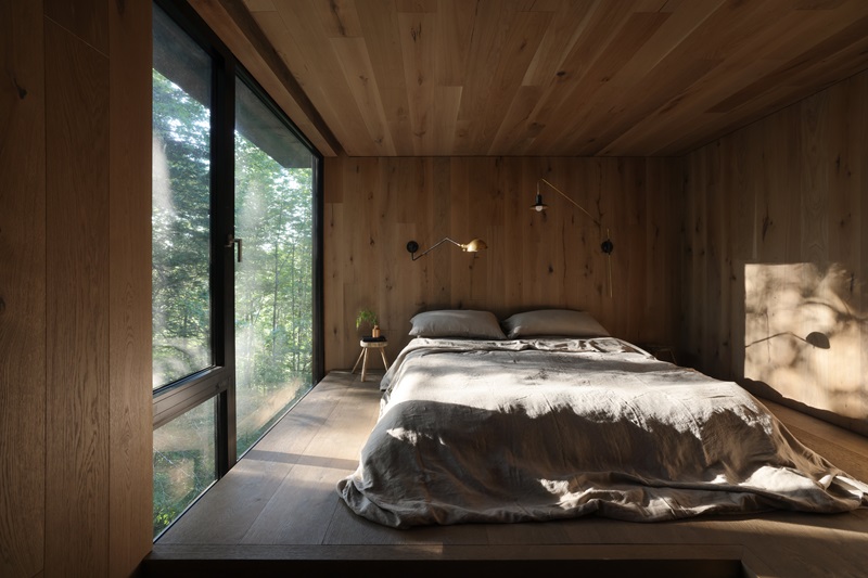 Omar-Gandhi-Architects-White-Rock: dormitorio de madera con ventanal