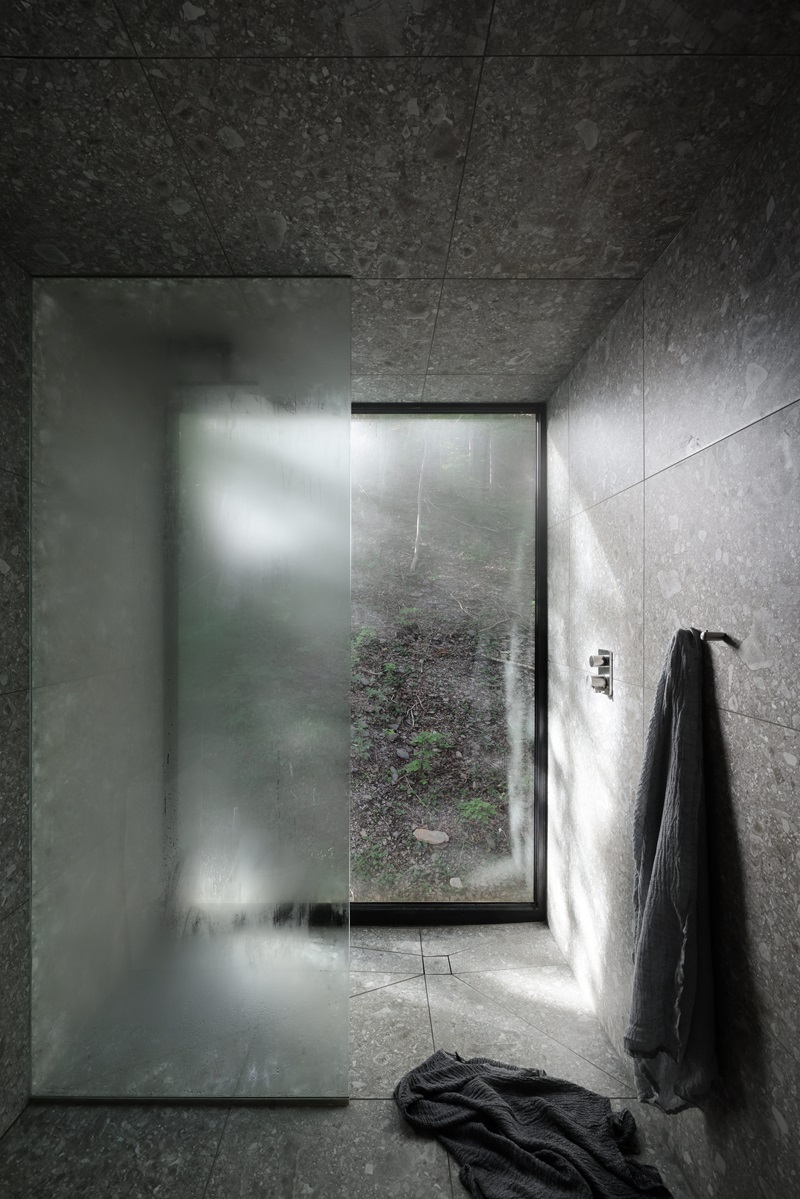 Omar-Gandhi-Architects-White-Rock: ducha de baldosas de terracota gris