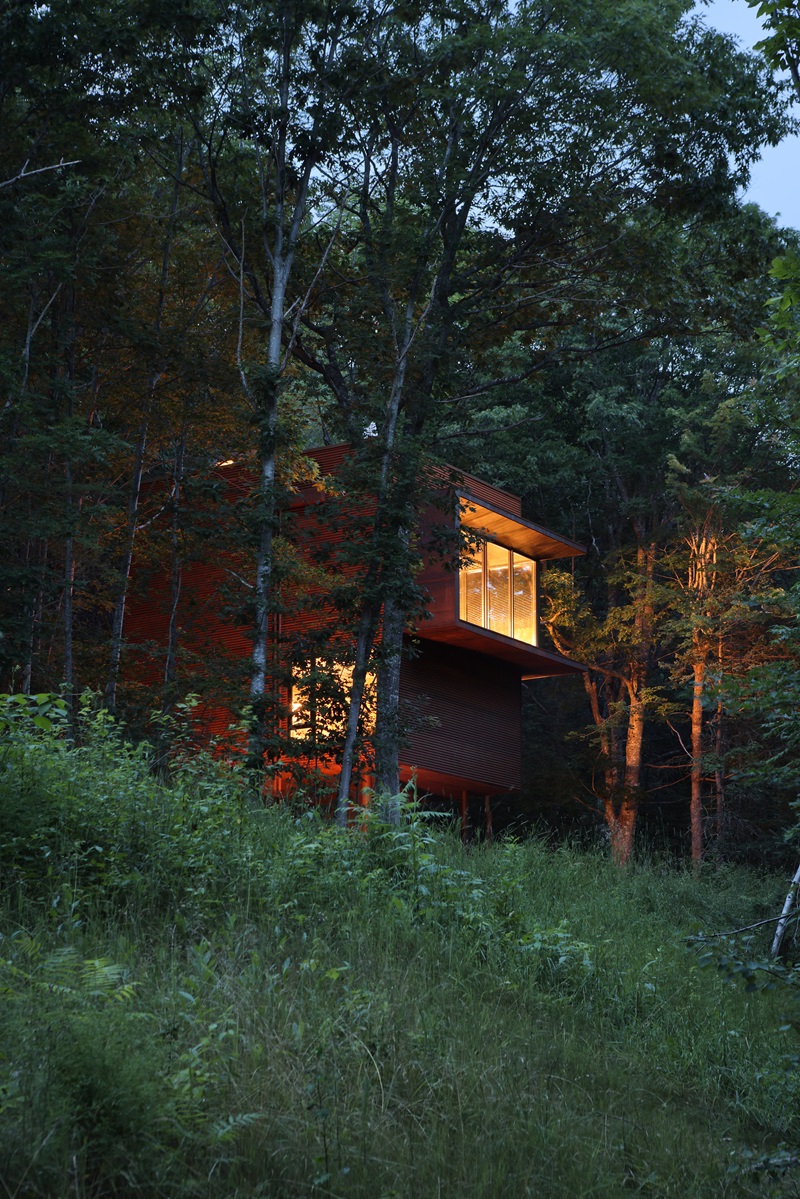 Omar-Gandhi-Architects-White-Rock: vivienda de acero corten iluminada noche en el bosque