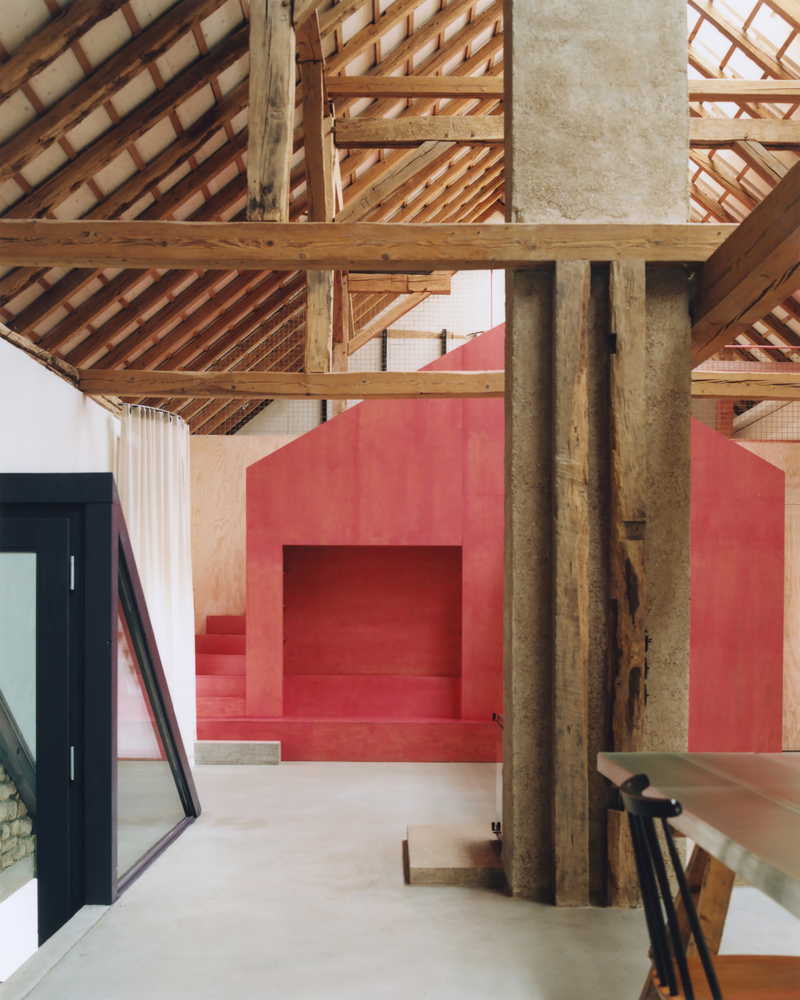 Piertzovanis-Toews-Erika-and-Willis-Barn: cubierta de madera del granero y escalera con forma de casa roja