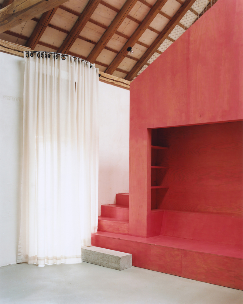 Piertzovanis-Toews-Erika-and-Willis-Barn: cubierta de madera del granero y escalera con forma de casa roja