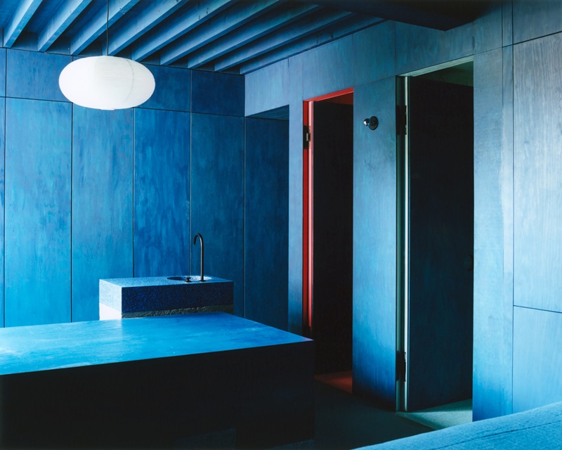 Piertzovanis-Toews-Erika-and-Willis-Barn: dormitorio y baño azul