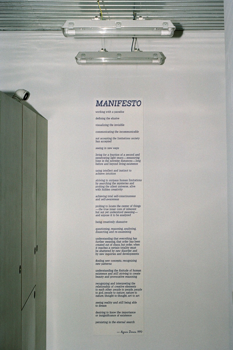 Studiolo-Hanghar: texto manifiesto pared