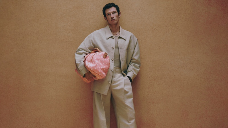 Callum Turner vestido de Louis Vuitton