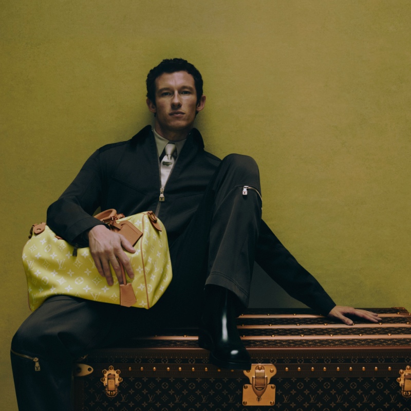 Callum Turner vestido de Louis Vuitton