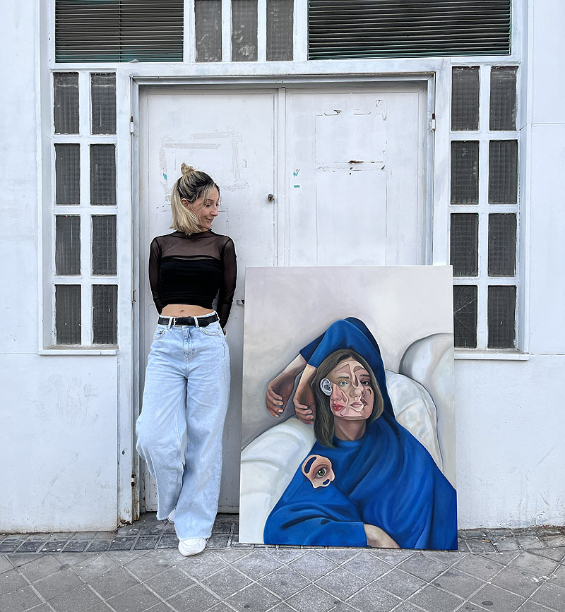 Celia Gallego - foto de la artista posando con una pintura