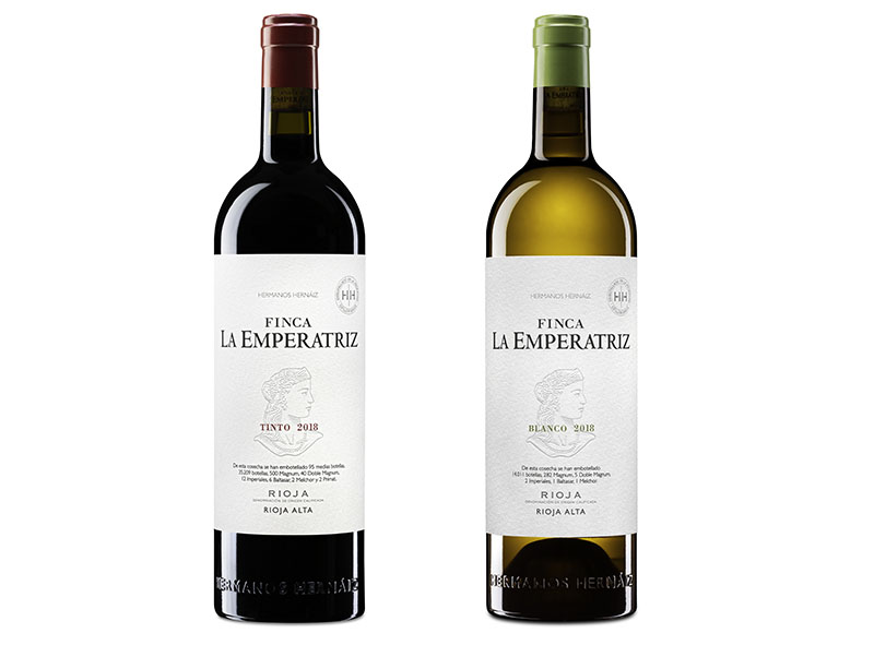 Dos botellas de vino de Finca La Emperatriz, una de vino blanco y otra de vino tinto, sobre un fondo blanco