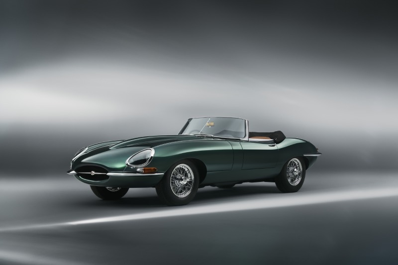 Jaguar Classic E-Type: el exclusivo modelo de carrocería verde descapotado Jaguar Classic E-Type visto en diagonal (parte delantera y lateral izquierdo) sobre un fondo gris con juego de luces y sombras