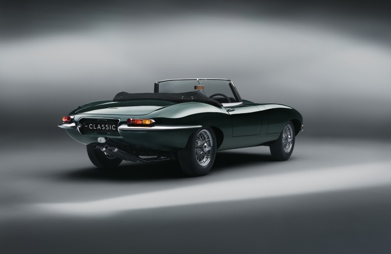 Jaguar Classic E-Type: el exclusivo modelo de carrocería verde descapotado Jaguar Classic E-Type visto en diagonal (parte trasera y lateral derecho) sobre un fondo gris con juego de luces y sombras