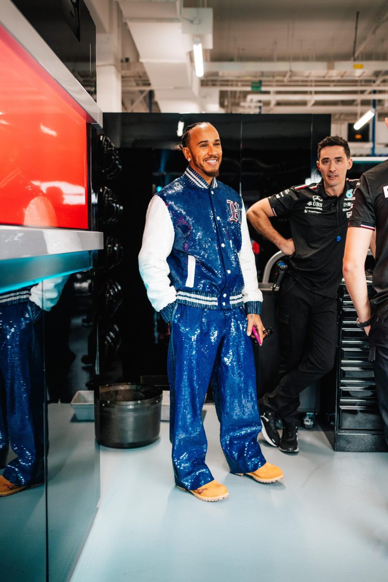 Look de Lewis Hamilton por Tommy Jeans