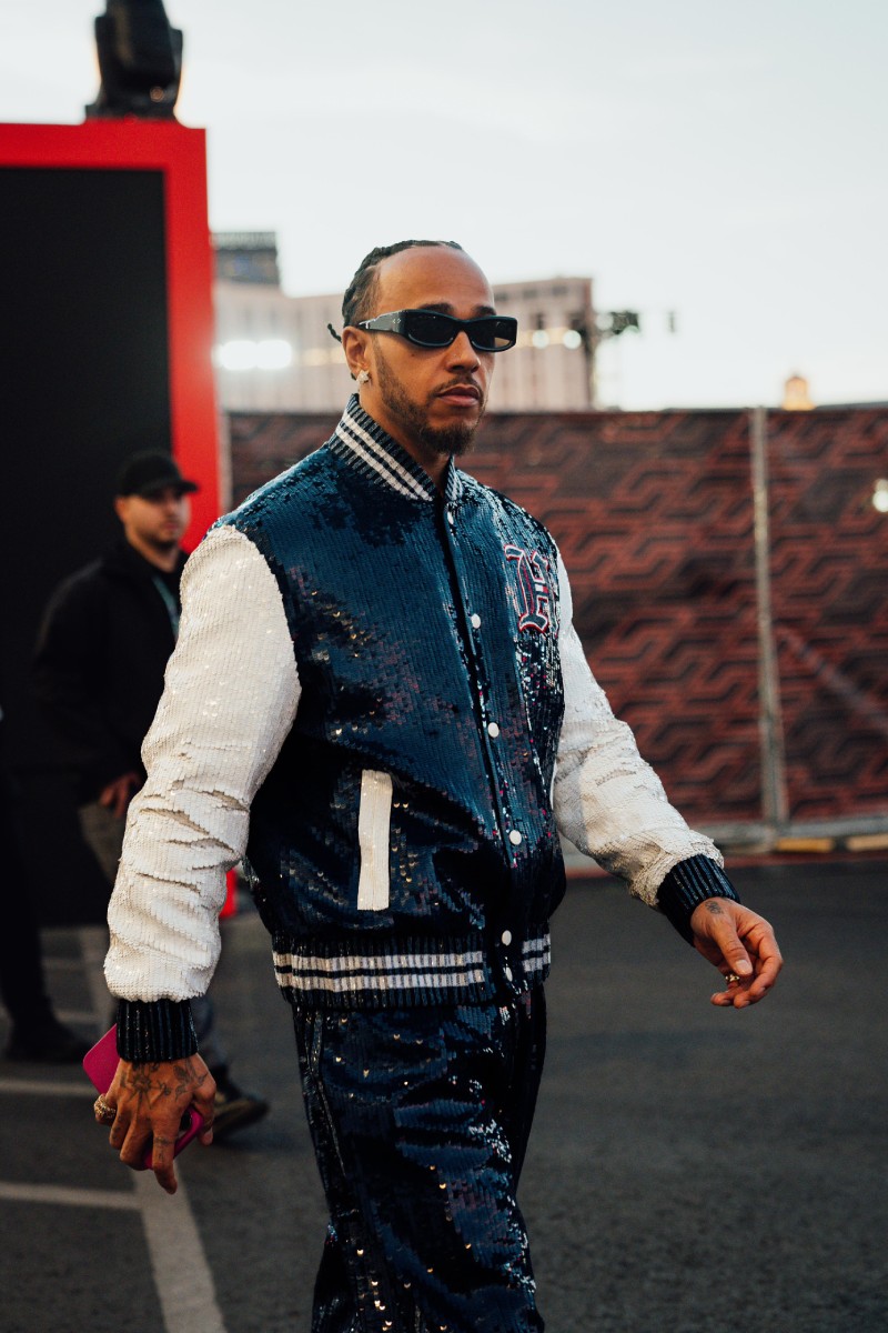 Look de Lewis Hamilton por Tommy Jeans