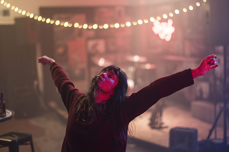 Los últimos románticos. Una mujer bailando sola en una discoteca