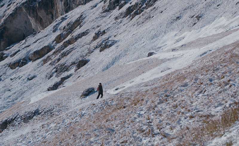 Polvo serán, foto de un hombre subiendo una montaña