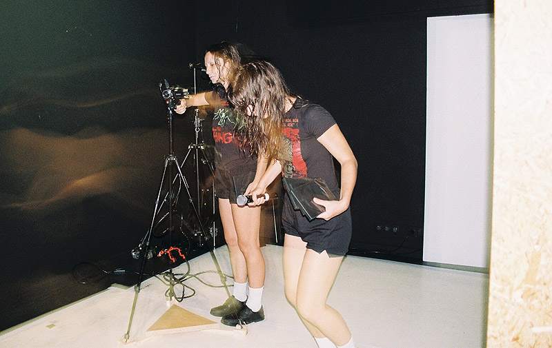 spooky - imagen de 2 chicas haciendo una performance