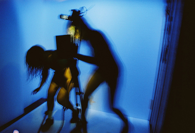 spooky - imagen de 2 chicas haciendo una performance