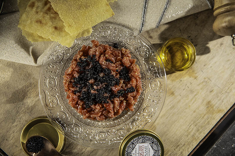 Steak Tartar de Oro de La Finca, acompañado de Caviar Paris 1925.