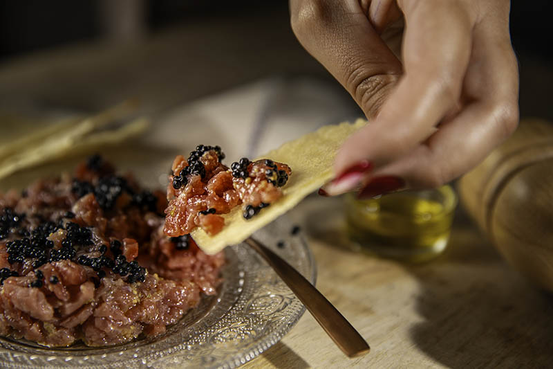 Steak Tartar de Oro de La Finca, acompañado de Caviar Paris 1925.