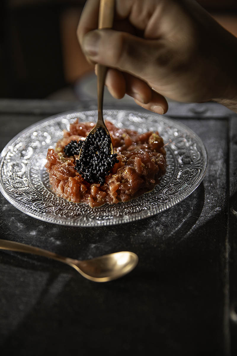 Steak Tartar de Oro de La Finca, acompañado de Caviar Paris 1925.