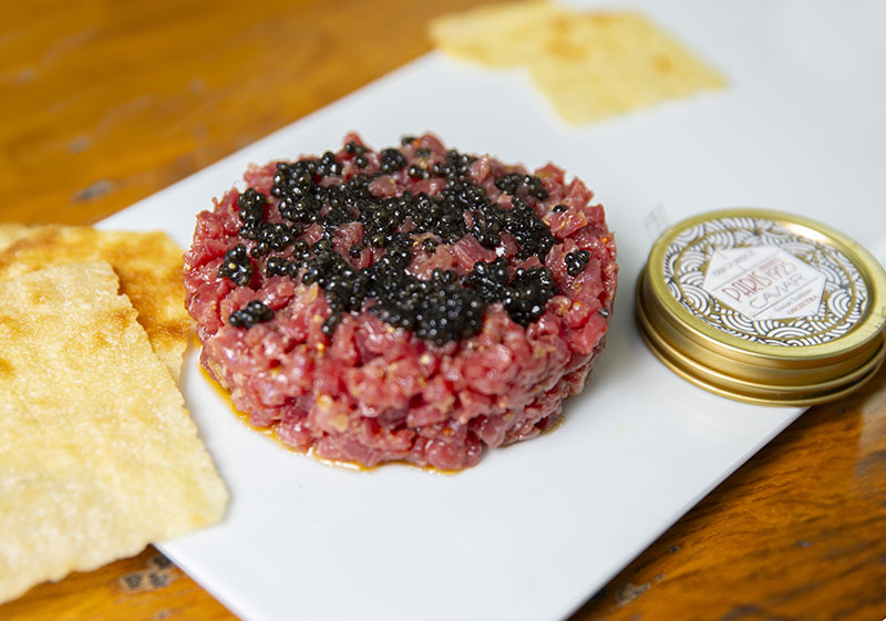 Steak Tartar de Oro de La Finca, acompañado de Caviar Paris 1925.