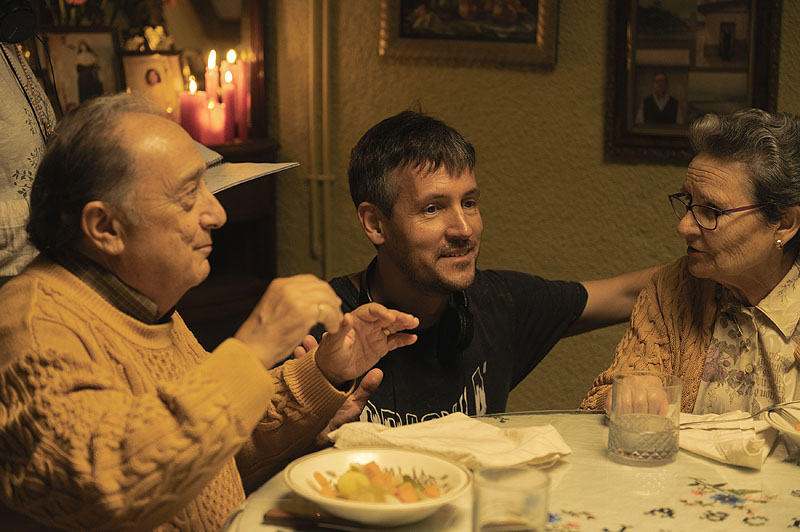 Bodegon con Fantasmas, foto del director de la película con unos actores