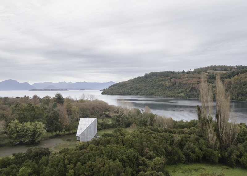 Iván-Bravo-Architects-Humo-House: casa de madera junto al lago